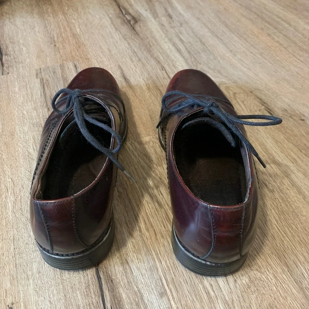 Johnston & Murphy Atchison‎ cap toe dress shoes in a burgundy leather - size 8.5